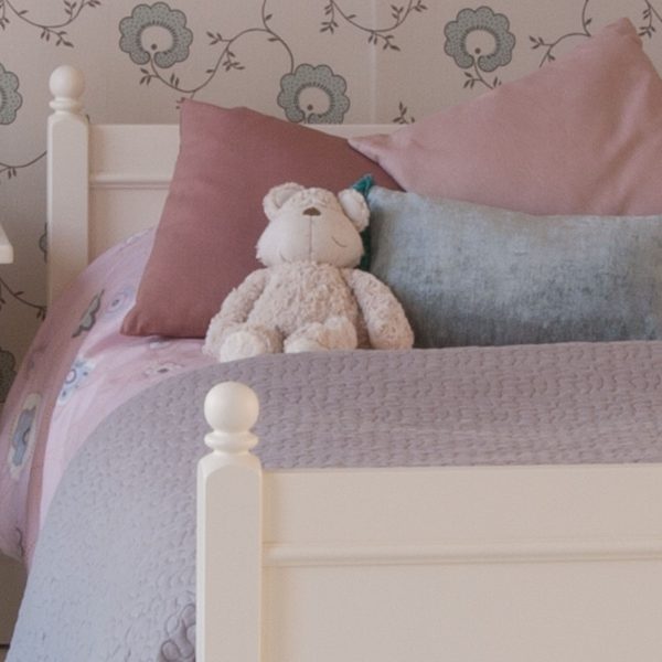 Close up detail of a bed post on the Fargo double bed in ivory white.